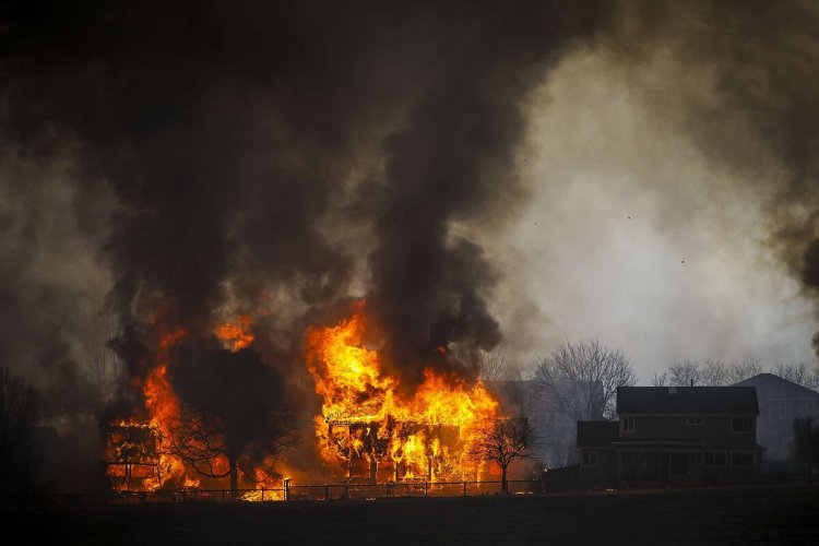 Feroz incendio afecto varias casas de un asentamiento en rivadavia