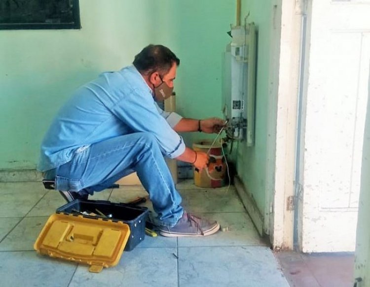 Realizan mantenimiento de calefacción en las escuelas de la Provincia