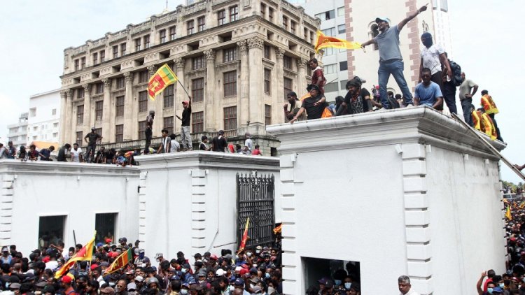 Una multitud tomó la residencia del presidente de Sri Lanka para exigir su renuncia