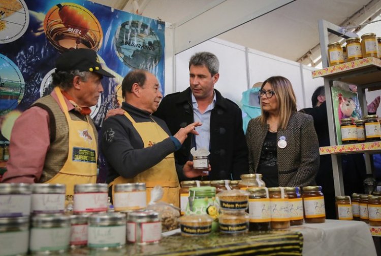Uñac inauguró la primera Expo Feria Provincial del Cooperativismo