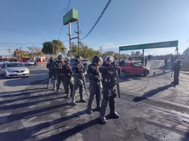 36 detenidos por intentar ingresar a un supermercado