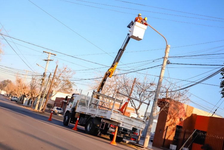 Capital comenzó el recambio de luz LED en los barrios de Trinidad