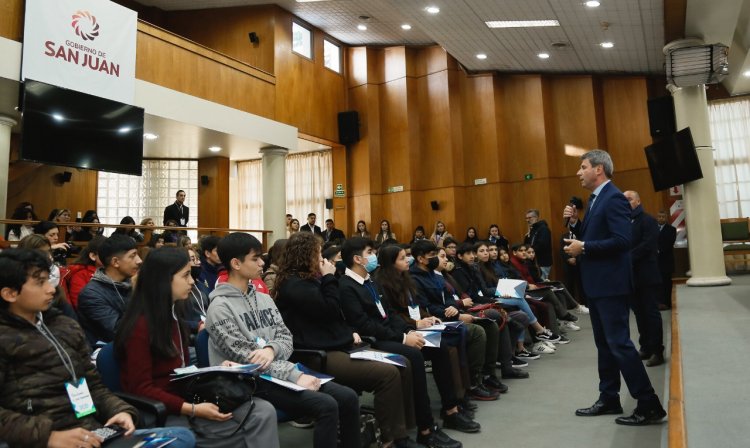 Uñac dialogó con estudiantes del Proyecto Jóvenes Construyendo Democracia