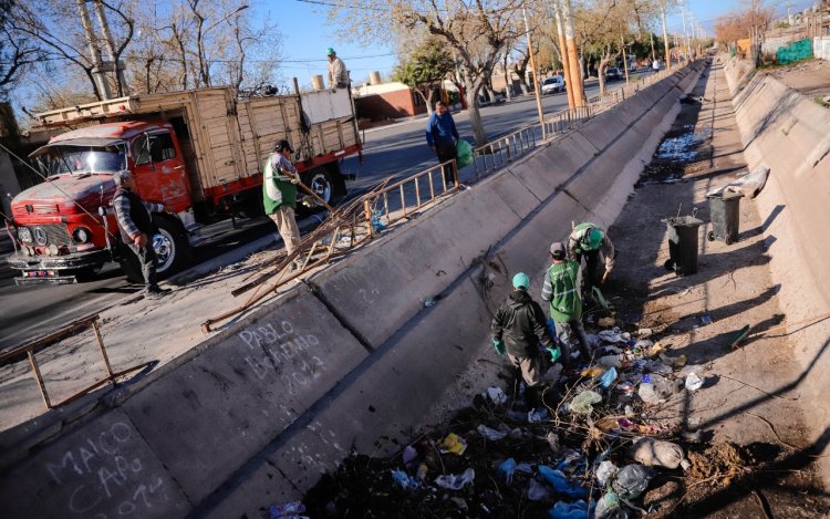 120 mil kilos de mugre levantó Capital en el canal Benavidez