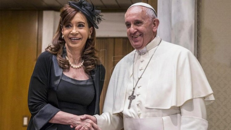Francisco habló con Cristina y le expresó su "solidaridad y cercanía"