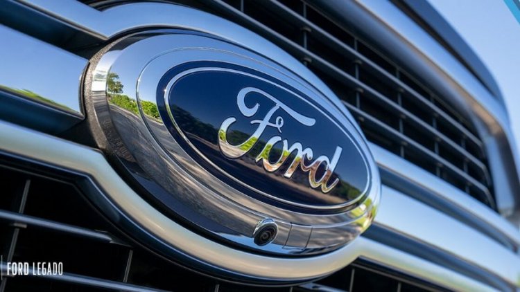 Ford no puede terminar de producir sus autos por falta de logotipos