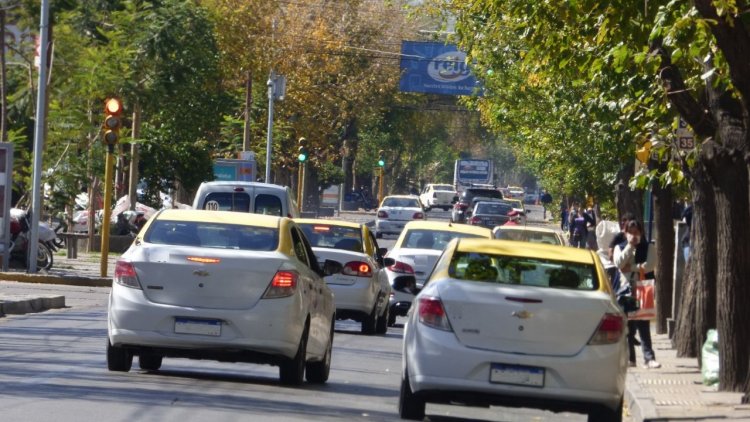 Piden que se denuncien a remiseros y taxistas que cobren sobreprecios