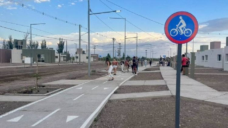 Entregaron un barrio de 171 viviendas con ciclovias en Rivadavia