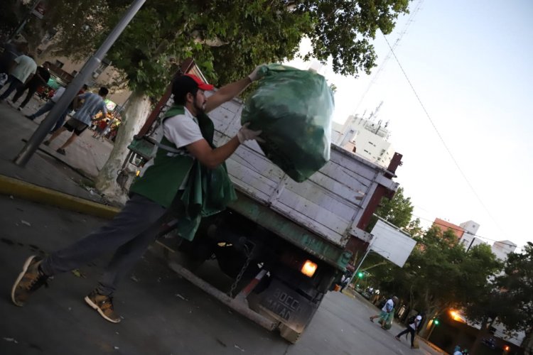 Tras los festejos limpieza profunda en el centro: 5 camionadas de basura