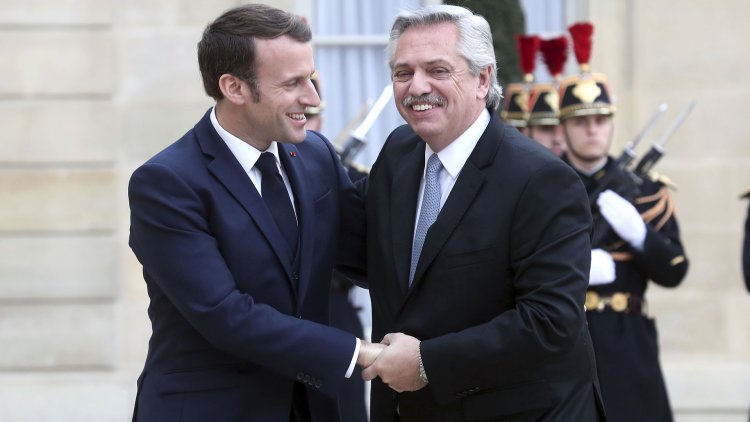 Fernández y  Macron intercambiaron saludos tras la victoria argentina