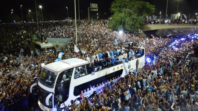 LA SELECCIÓN ARGENTINA CAMPEONA EN EL MUNDIAL QATAR 2022 YA ESTA EN CASA