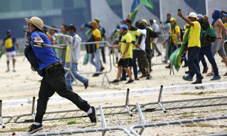 400 bolsonaristas detenidos por invadir edificios públicos en Brasilia