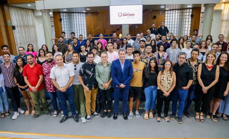 Uñac recibió a artistas que representaron a la provincia en festivales