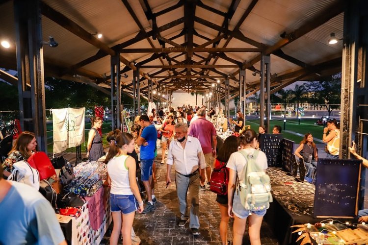 Pese al calor, los sanjuaninos celebraron el amor en la Feria del Andén d