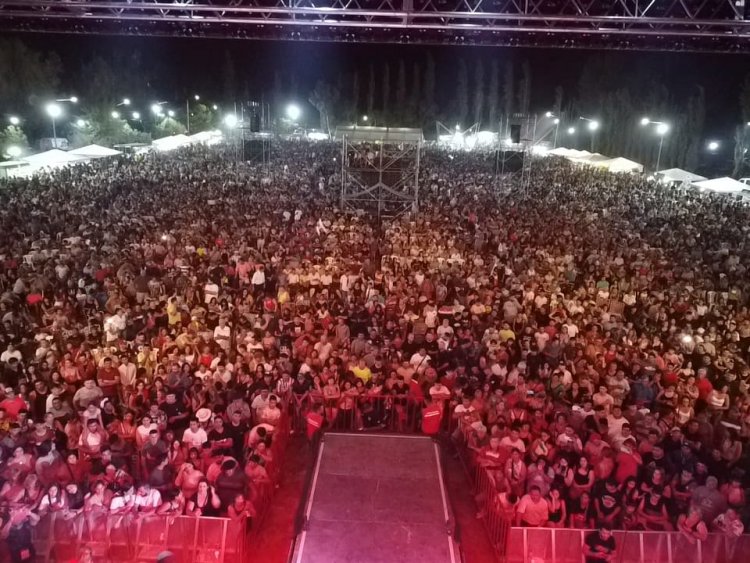Ullum y su espejo:  50.000 personas participaron  con un escenario de lujo