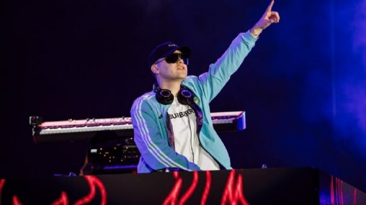 Bizarrap impecable  ante los miles de espectadores