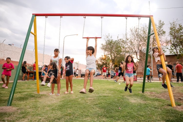 Baistrocchi inauguró plaza y obras en Barrio Cabot