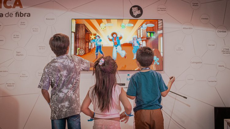 Furor por los juegos digitales en el stand de San Juan Innova