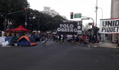 Piqueteros cortan la 9 de Julio