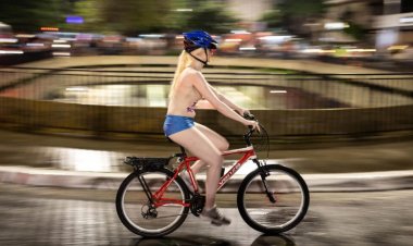 Ciclistas desnudos invadieron una de las principales avenidas de Brasil