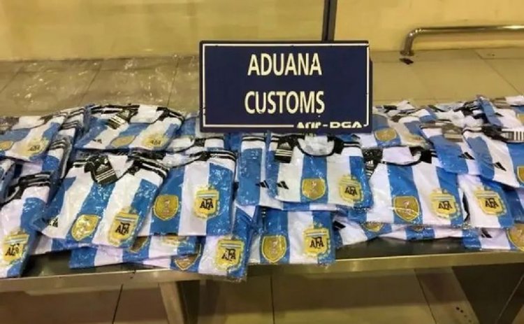 Aduana descubrió 302 camisetas de fútbol en un pasajero en Ezeiza