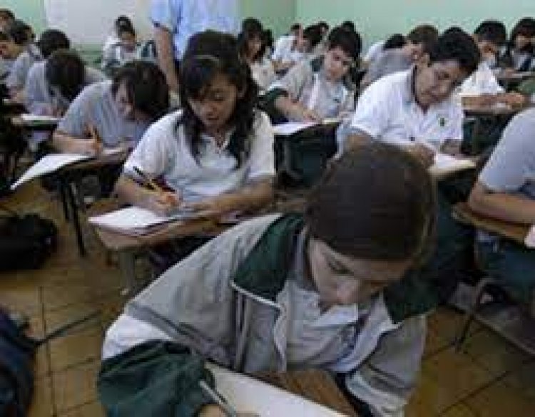 Alumnos podrán pasar de año con 3 previas