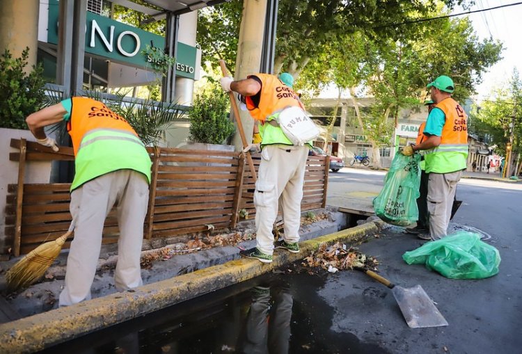 80 toneladas de basura sacaron de las acequias del centro este fin de semana