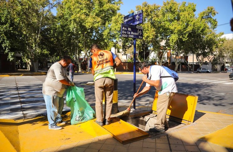 80 toneladas de basura sacaron de las acequias del centro este fin de semana