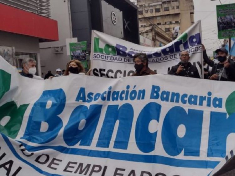 Bancarios lograron una suba del 32,5 % hasta mayo y compensación por Ganancias