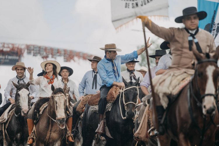 Con más de 5300 jinetes, la Cabalgata de la Fe llegó a la Difunta Correa