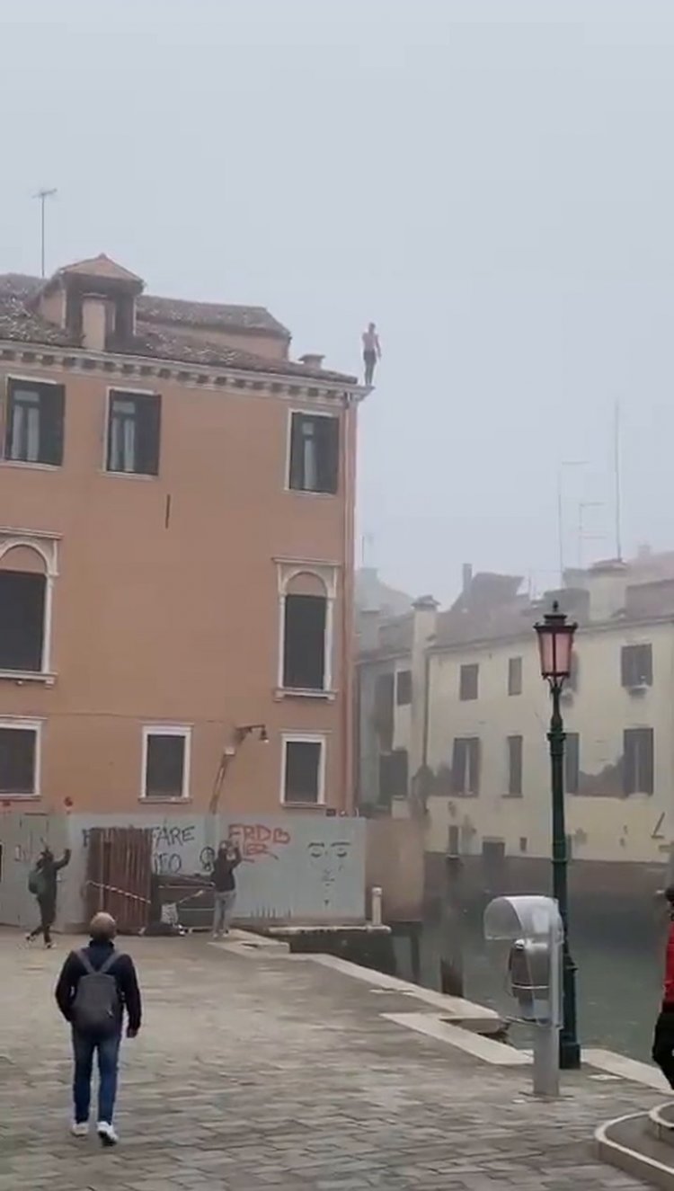 Video del hombre que se tiró desde un edificio al agua en Venecia