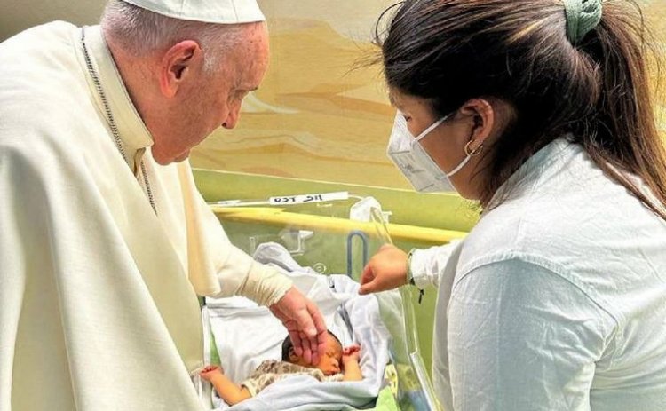 El Papa bautizó a un bebé en el hospital donde estaba internado