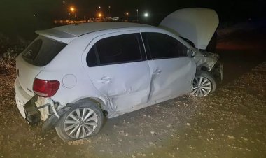 Tres jóvenes atrapados en el interior de un auto tras un vuelco