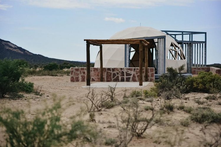 Uñac recorrió la construcción de los Eco Domos en Ischigualasto