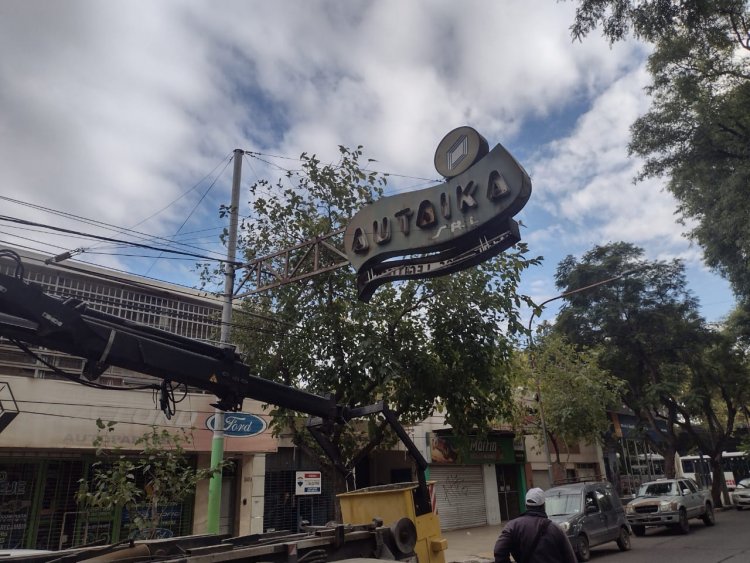 Capital descuelga de cartelería peligrosa, descacharreo y ecocanje