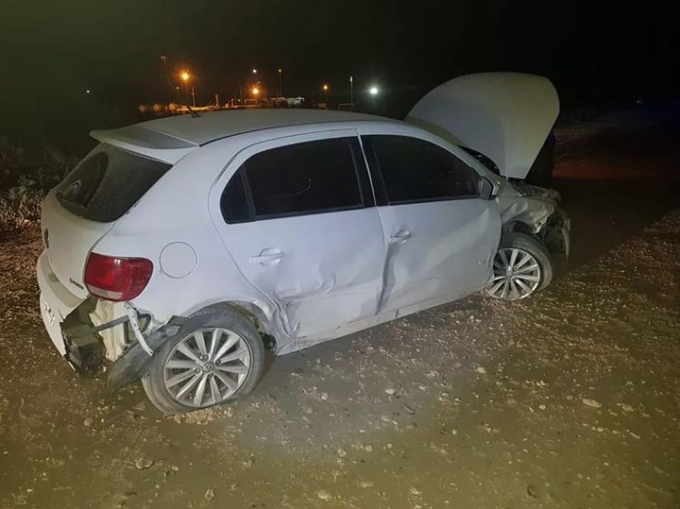 Tres jóvenes atrapados en el interior de un auto tras un vuelco