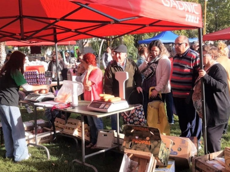 Camión de frutas y verduras llega a Caucete