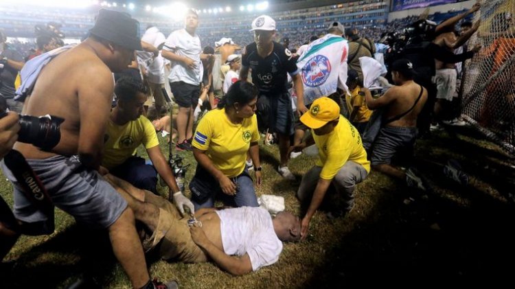 El Salvador: al menos 12 muertos por una estampida en un estadio