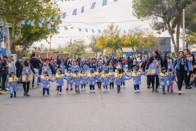 En Santa Lucía los Jardines con un desfile celebraron el cumpleaños de la Patria