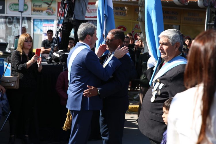 Desfile: Uñac bajo del palco para hablar con un excombatiente