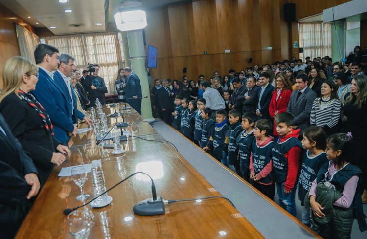 El gobernador Uñac tomó la Promesa del Club Ambiental escolar