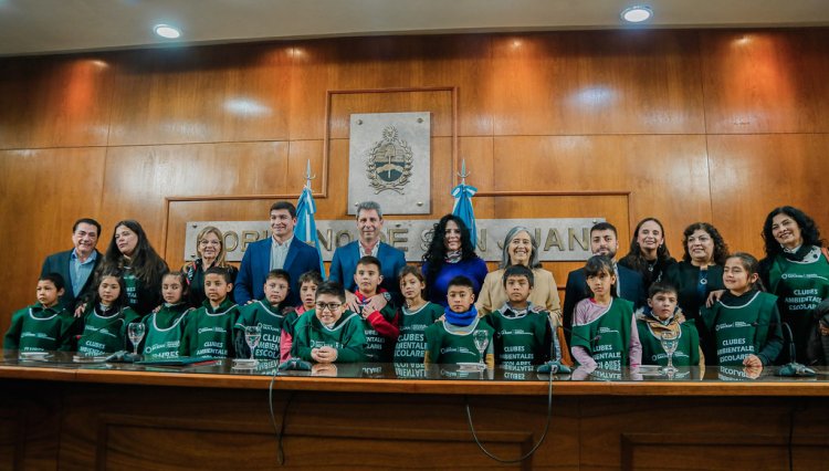 El gobernador Uñac tomó la Promesa del Club Ambiental escolar