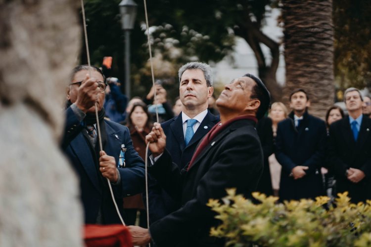 Uñac encabezó el acto de izamiento en el día de la bandera Naciona