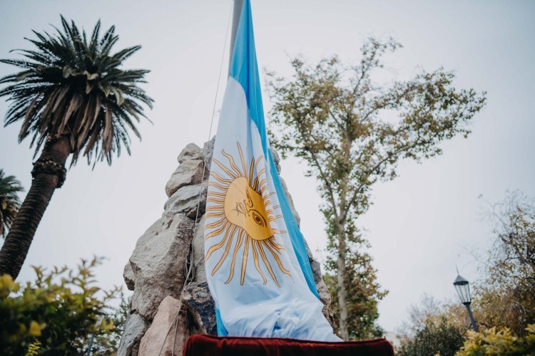 Uñac encabezó el acto de izamiento en el día de la bandera Naciona