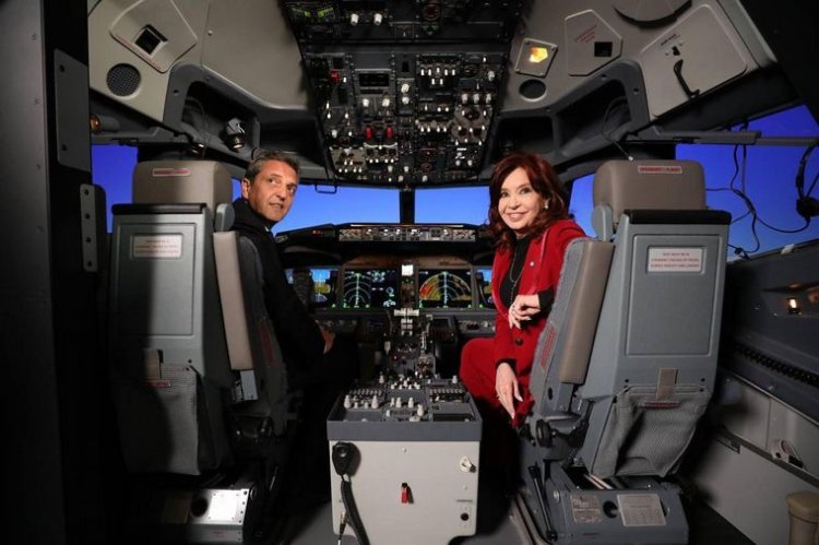 CFK, junto a Massa en la presentación de un nuevo simulador de vuelo de Aerolíneas