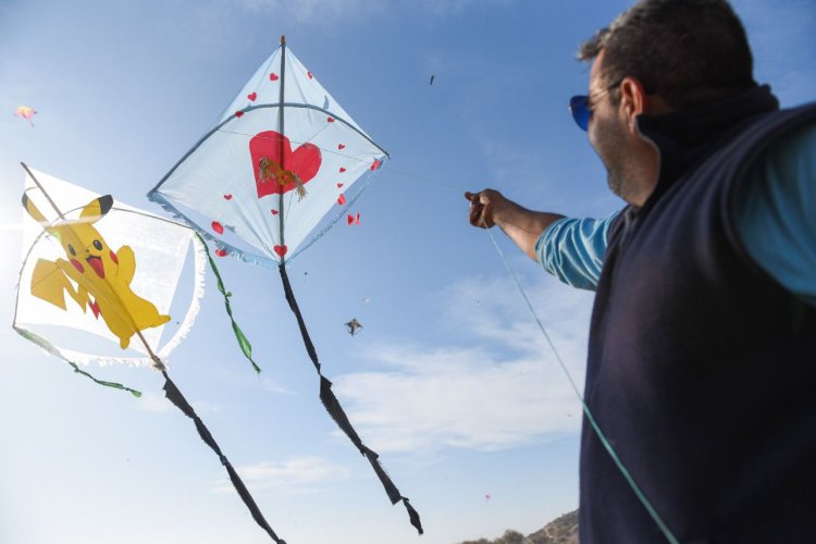 Volver a la infancia y en familia con el concurso de barriletes en San Martín