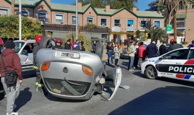 Tremendo vuelco en un cruce muy transitado