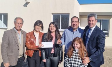 Sergio Uñac entregó 46 viviendas en Rawson