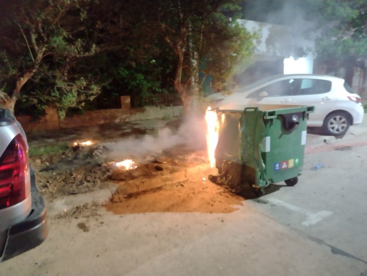 Incendian un contenedor de residuos y el fuego alcanzó a un auto