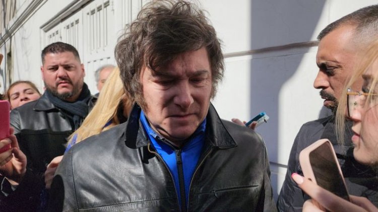 Javier Milei hizo fila para votar